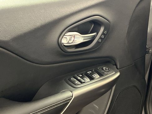 Used 2019 Jeep Cherokee Limited image 15