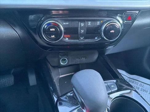 Used 2025 Chevrolet Trax LT w/ LT Convenience Package image 45