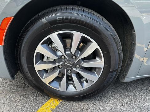 Used 2022 Chrysler Pacifica Touring-L w/ Uconnect Theater Family Group FWD image 11
