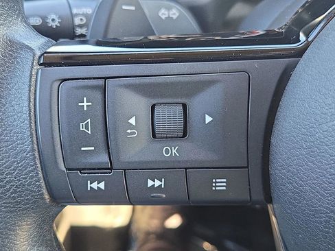 Used 2023 Nissan Rogue SV image 28