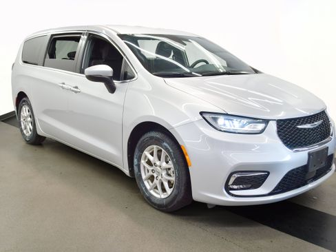 Used 2023 Chrysler Pacifica Touring FWD image 2