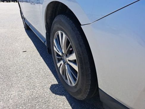 Used 2019 Nissan Pathfinder S FWD image 4