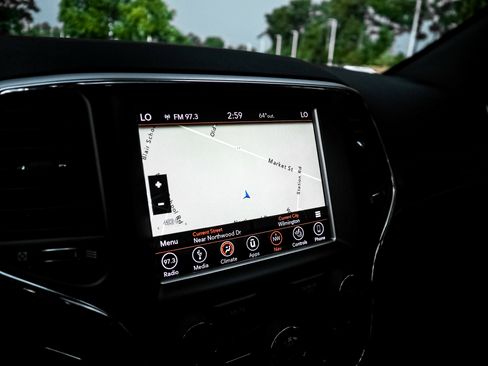 Used 2018 Jeep Grand Cherokee Limited AWD/4WD image 24