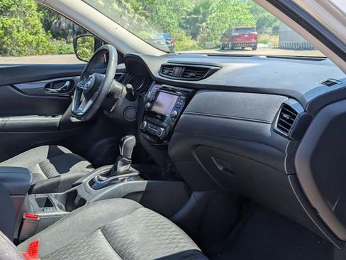 Used 2017 Nissan Rogue SV w/ SV Premium Package image 24