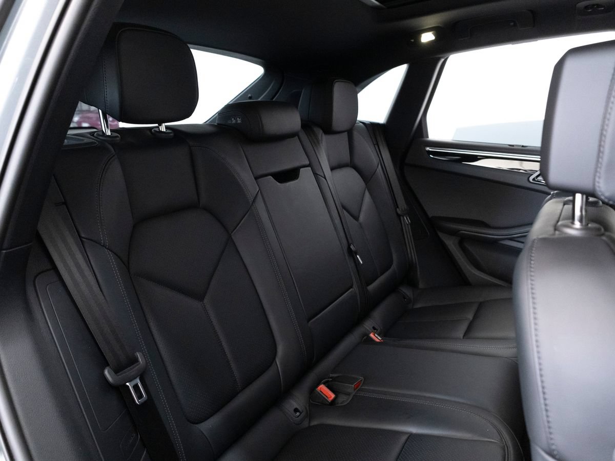 Certified 2024 Porsche Macan AWD/4WD image 32