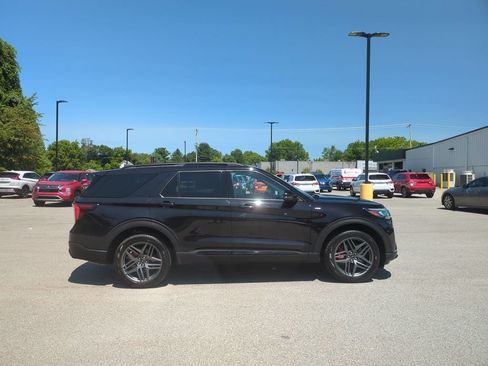 Used 2025 Ford Explorer ST-Line w/ ST-Line Street Pack AWD/4WD image 4