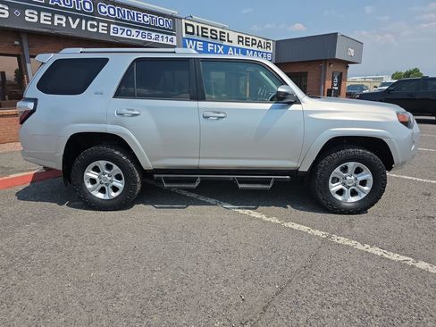 Used 2017 Toyota 4Runner SR5 AWD/4WD image 9