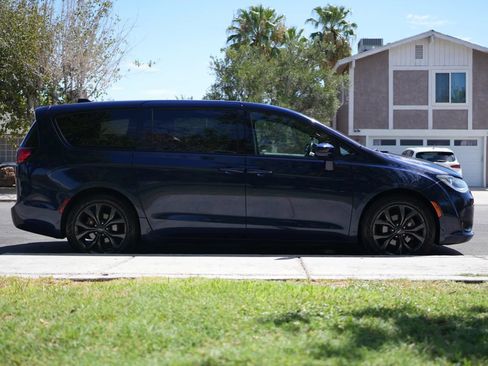 Used 2018 Chrysler Pacifica Touring Plus w/ S Appearance Package FWD image 15