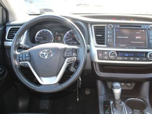 Used 2019 Toyota Highlander Plus FWD image 13