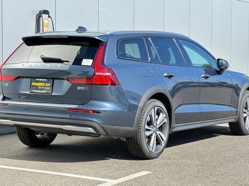 Certified 2026 Volvo V60 B5 Cross Country Plus w/ Climate Package AWD/4WD image 5