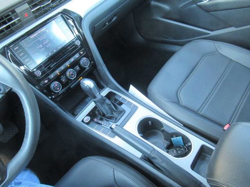 Used 2021 Volkswagen Passat 2.0T SE image 29