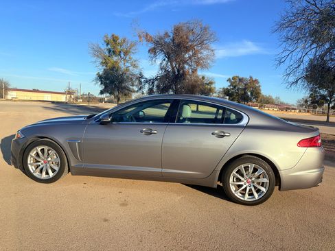 Used 2015 Jaguar XF Premium image 4