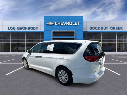Used 2021 Chrysler Voyager L image 6