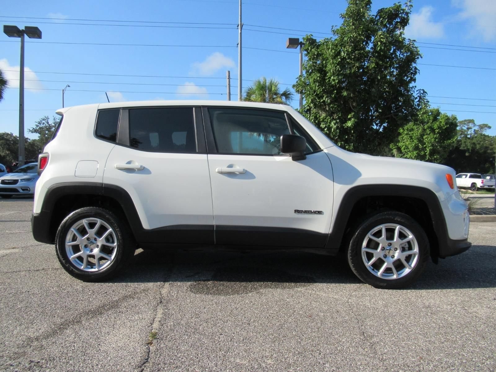 Certified 2023 Jeep Renegade Latitude AWD/4WD image 2
