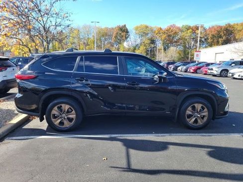 Certified 2023 Toyota Highlander Bronze Edition image 2