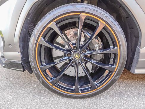 Used 2022 Lamborghini Urus AWD/4WD image 25