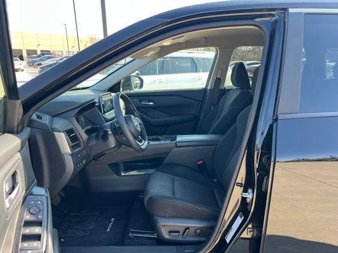 Used 2024 Nissan Rogue SV image 23