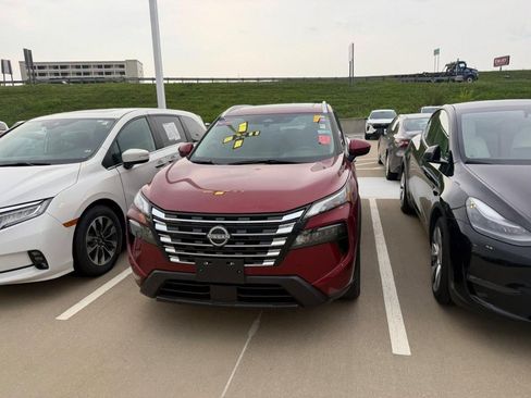 Used 2025 Nissan Rogue SV w/ SV Premium Package FWD image 5