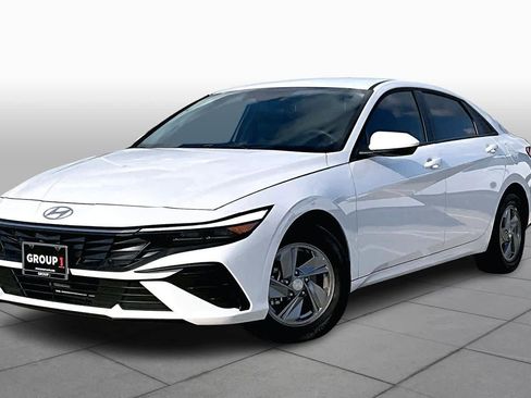 Certified 2025 Hyundai Elantra SE image 1