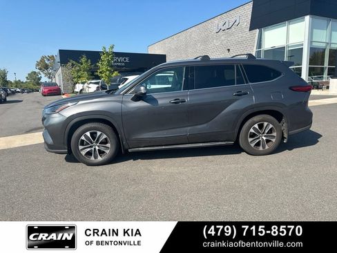 Used 2021 Toyota Highlander XLE FWD image 9