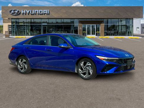 Certified 2025 Hyundai Elantra Limited FWD image 10