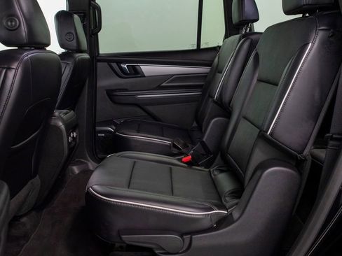 Used 2025 Buick Enclave Preferred image 9