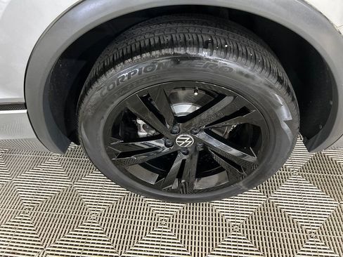 Used 2023 Volkswagen Tiguan SE R-Line image 9