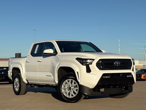 Used 2025 Toyota Tacoma SR5 image 2