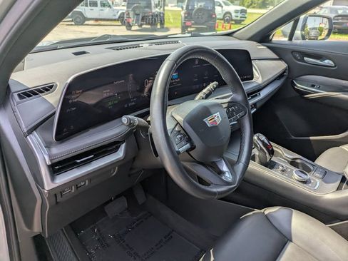 Used 2025 Cadillac XT4 Premium Luxury FWD image 15