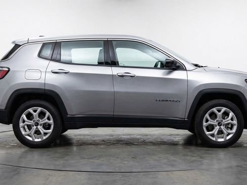 Used 2025 Jeep Compass Latitude image 11