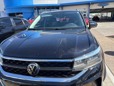 Used 2024 Volkswagen Taos SE FWD image 2