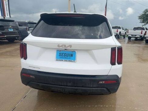 Used 2023 Kia Sorento LX FWD image 7