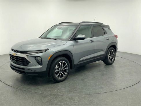 Used 2025 Chevrolet TrailBlazer LT image 3