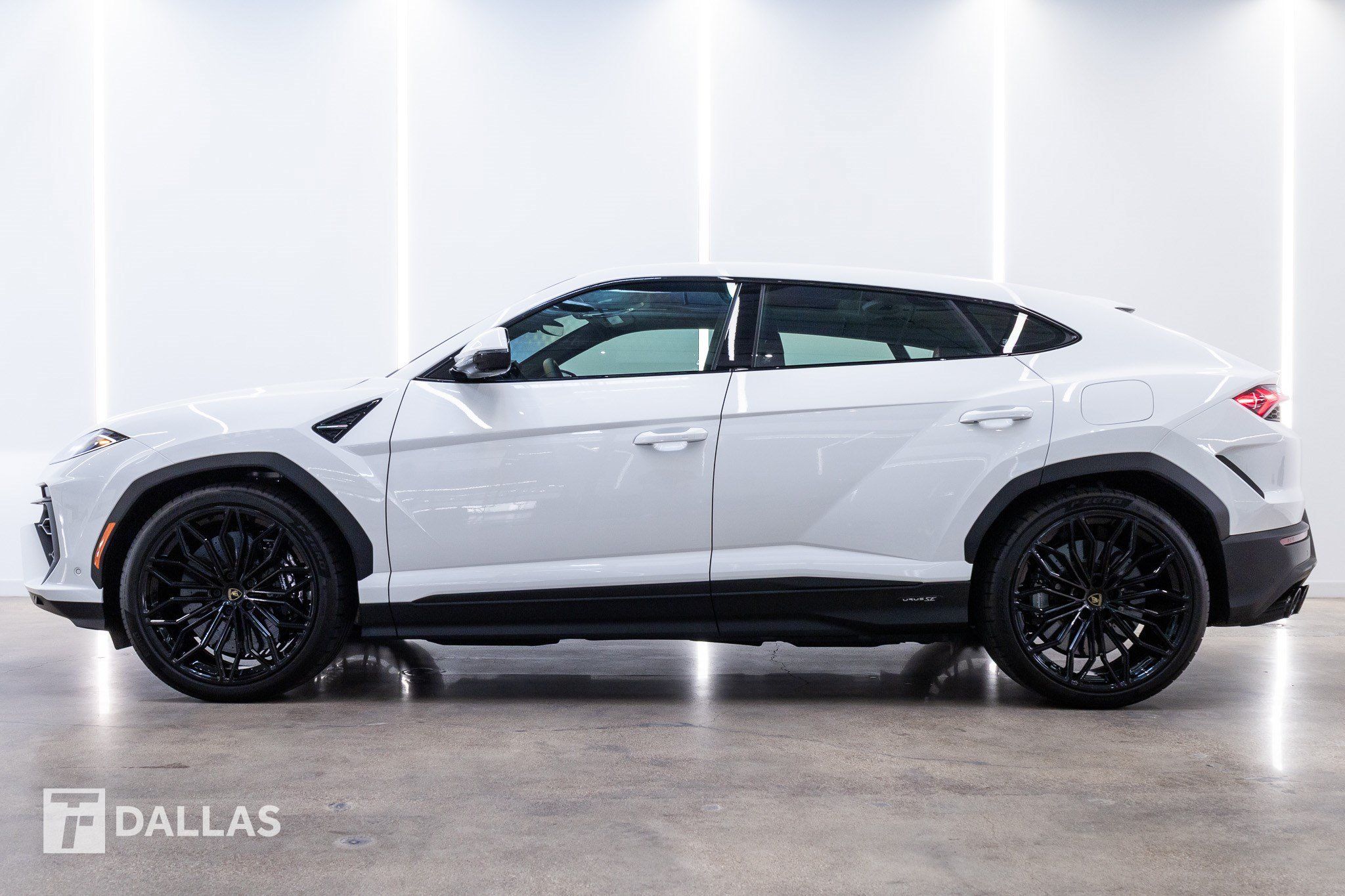 Used 2026 Lamborghini Urus SE AWD/4WD image 1