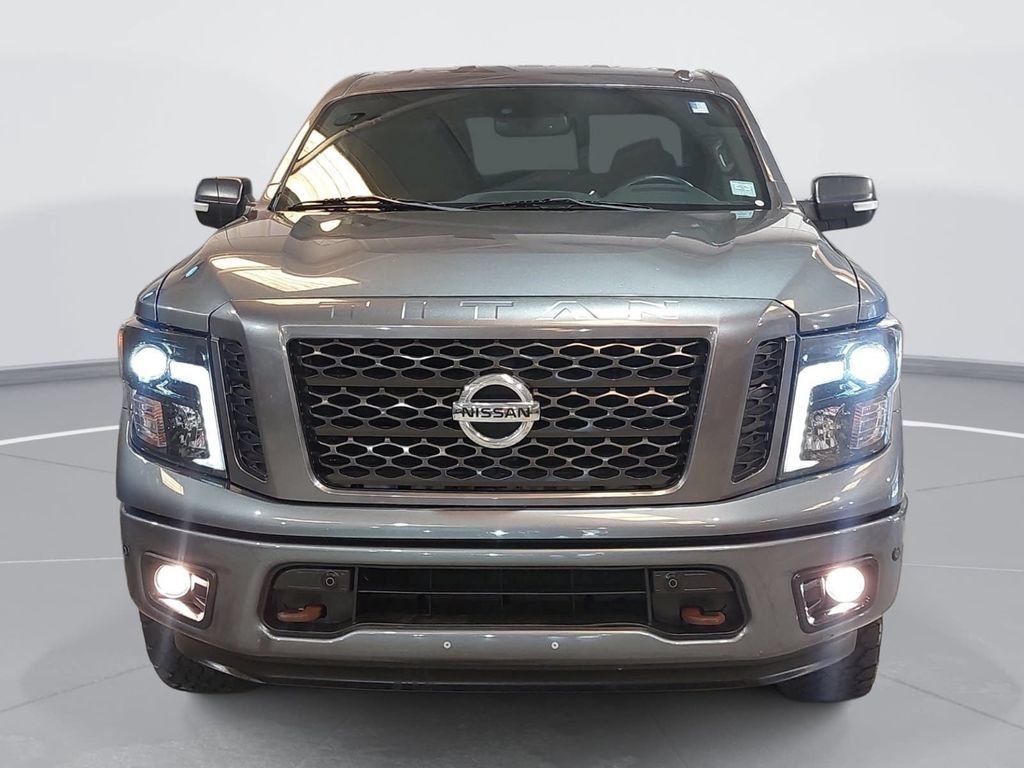 Used 2018 Nissan Titan SV w/ SV Convenience Package AWD/4WD image 2