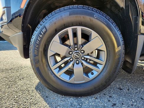 Certified 2025 Nissan Frontier SV image 9