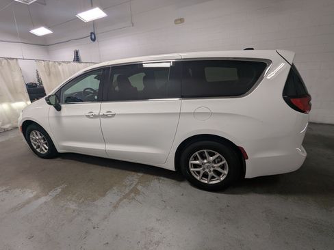 Certified 2024 Chrysler Pacifica Touring-L FWD image 10