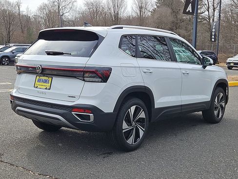 New 2026 Volkswagen Taos SE image 6