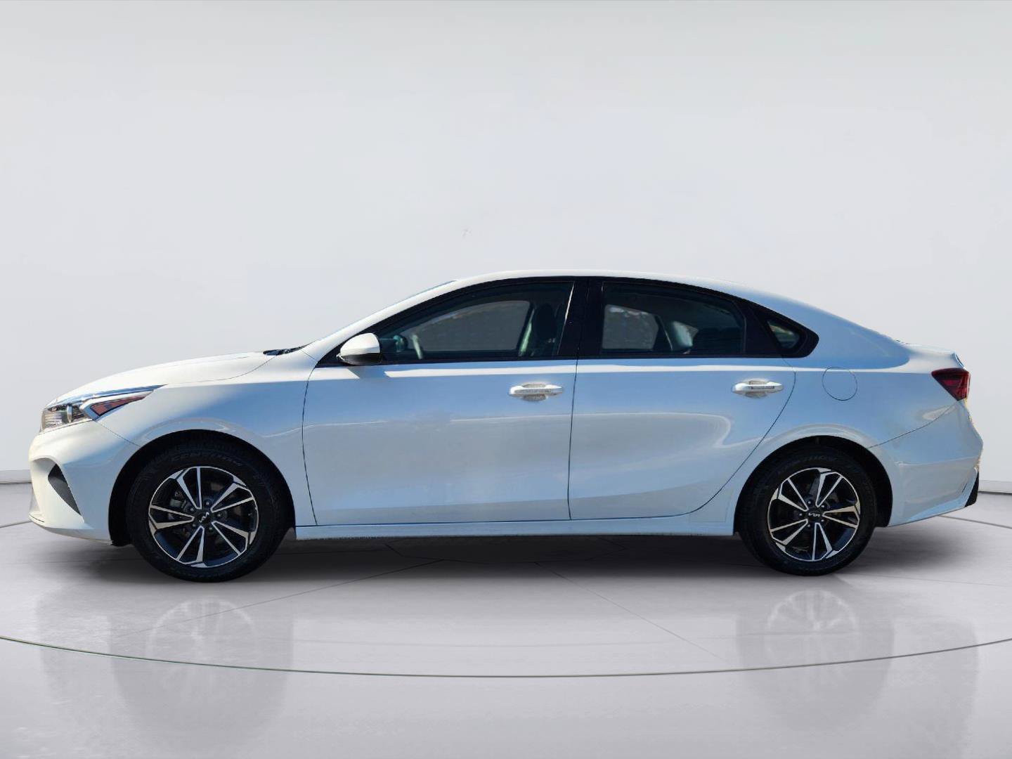 Used 2023 Kia Forte LXS FWD image 4