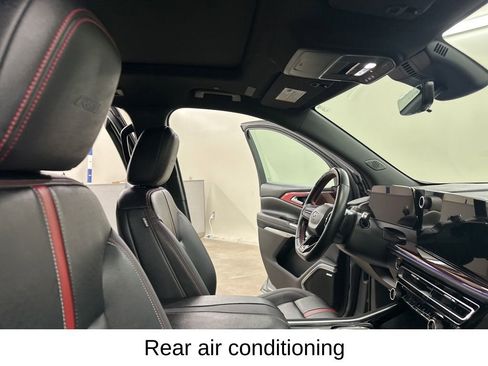 Used 2024 Chevrolet Traverse RS image 21