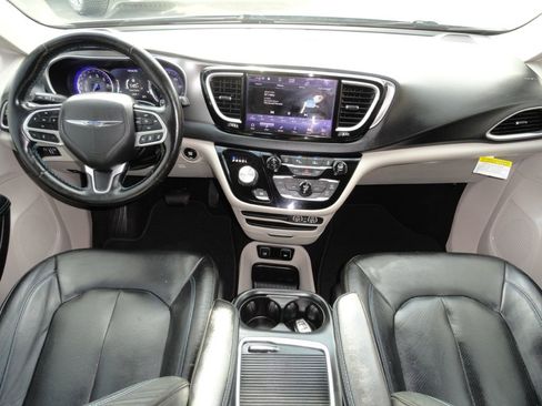 Used 2021 Chrysler Pacifica Touring-L image 6