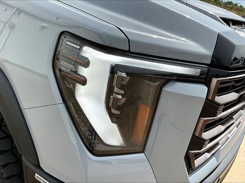 Used 2024 GMC Sierra 2500 AT4X image 39