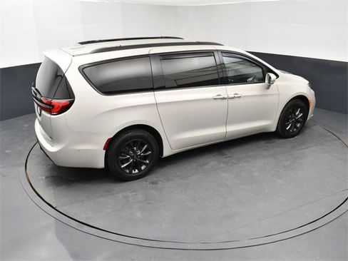 Used 2021 Chrysler Pacifica Touring-L w/ Premium & Safety Sphere Group image 18