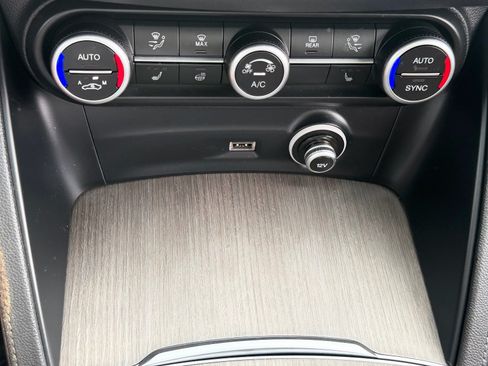 Used 2022 Alfa Romeo Stelvio Ti AWD/4WD image 27