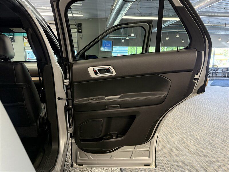Used 2015 Ford Explorer XLT w/ Equipment Group 202B AWD/4WD image 29