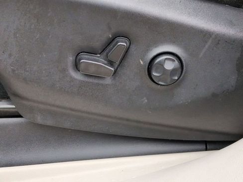 Used 2024 Chrysler Pacifica Touring-L image 13