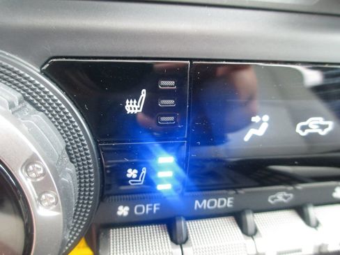 Used 2024 Toyota Tacoma Limited AWD/4WD image 19