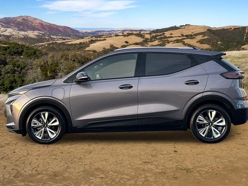 Used 2022 Chevrolet Bolt EUV LT w/ Convenience Package image 7