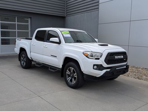 Used 2018 Toyota Tacoma TRD Sport image 1