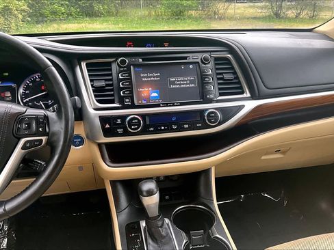 Used 2017 Toyota Highlander Limited Platinum AWD/4WD image 7
